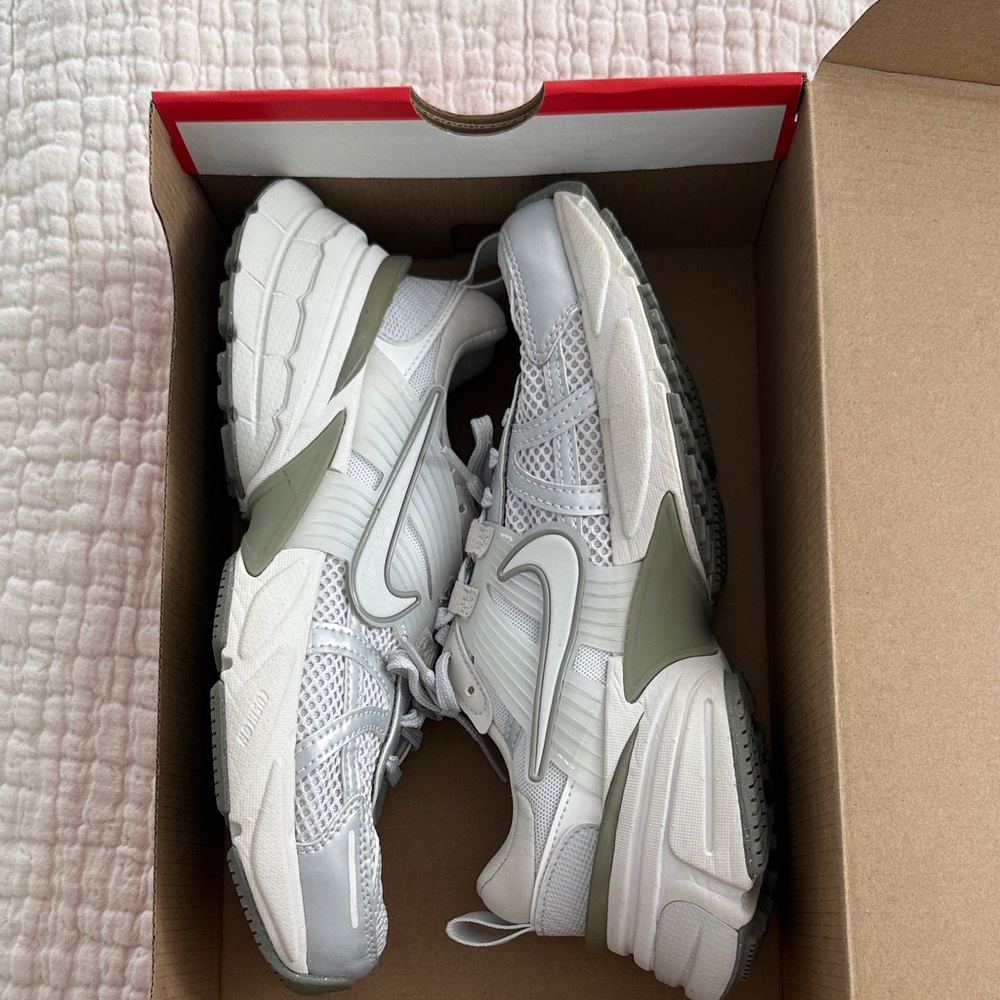 W NIKE V2K RUN